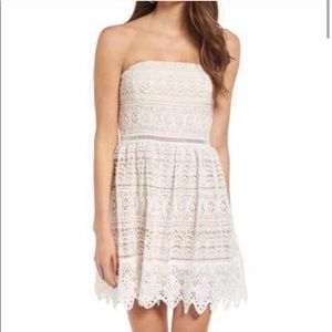 Socialite Scalloped Hem Lace Dress. XS